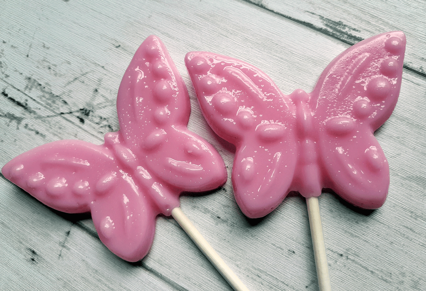 Pastel Butterfly Lollipops in Various Colors: Strawberry Flavor / Pastel Blue