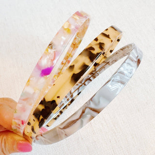 Tortoise-pattern slim headband, multicolor resin with pink and amber tones