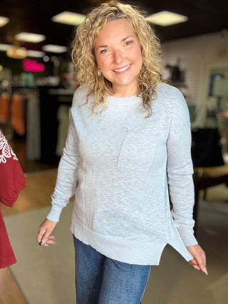 ROUND NECK SWEATER WITH POCKET