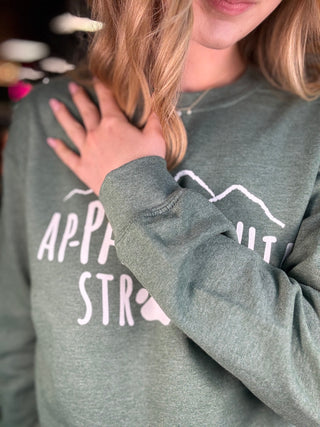 Ap-paw-lachia Strong Sweatshirt – Basil – model photo