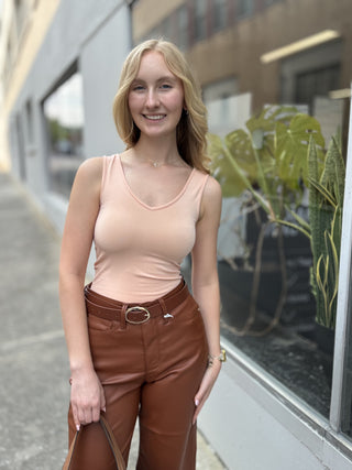 Built-In-Bra Seamless Reversible V-Neck to Scoop Neck Tank Elietian – Blush – model photo