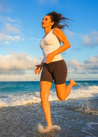 High waist bike shorts in dark color, fitted mid-thigh length