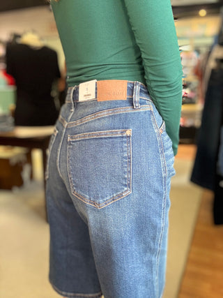 High Waist Vintage Straight Jeans – Medium Wash Judy Blue – model photo