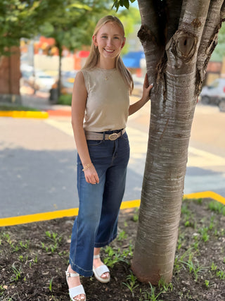 Mid Rise Wide Leg Jeans Judy Blue – model photo