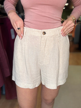 Linen Classic Cut Shorts – Natural – model photo