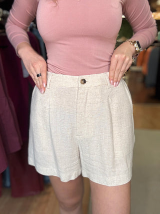 Linen Classic Cut Shorts – Natural – model photo