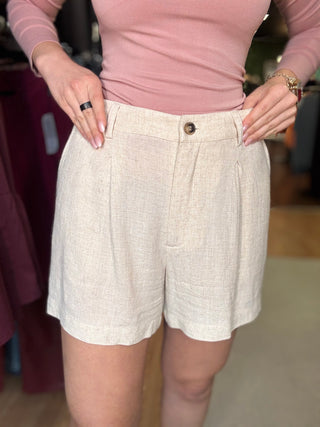 Linen Classic Cut Shorts – Natural – model photo