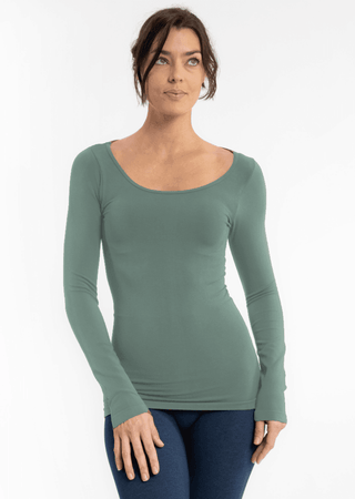 Reversible long-sleeve top in smoke green, scoop neck, fitted with long sleeves.