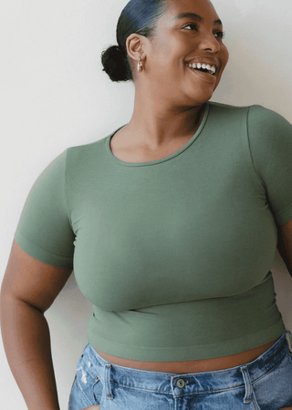 Green waist-length short-sleeve crewneck top, fitted knit