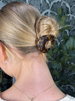 Flat Circle Hair Clip Teleties – Tortoise – model photo