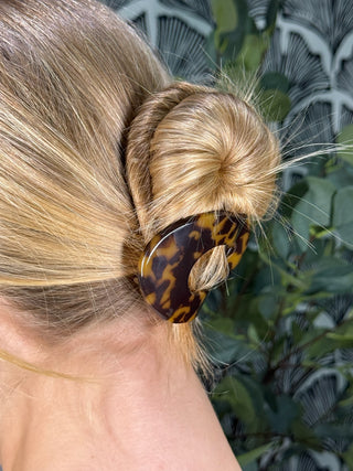 Flat Round Hair Clip Teleties – Tortoise – model photo