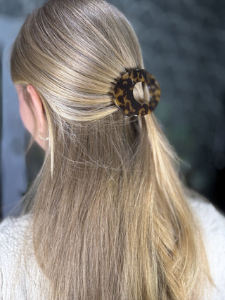 Flat Round Hair Clip Teleties – Tortoise – model photo
