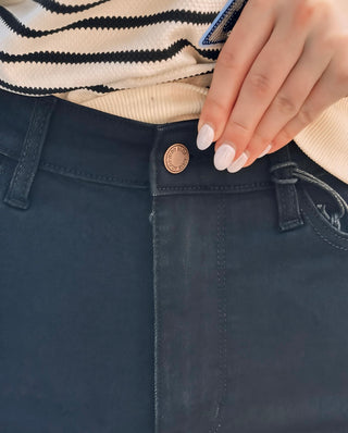 Retro Wide Cuff Jeans – Black Judy Blue – model photo